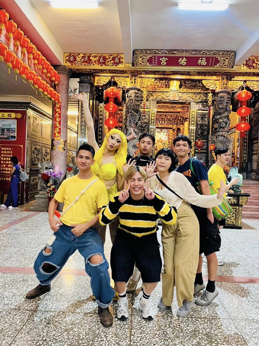 演出前在福佑宮正殿內的合照，皇后與工作人員站在傳統廟宇的雕花神龕與紅燈籠前